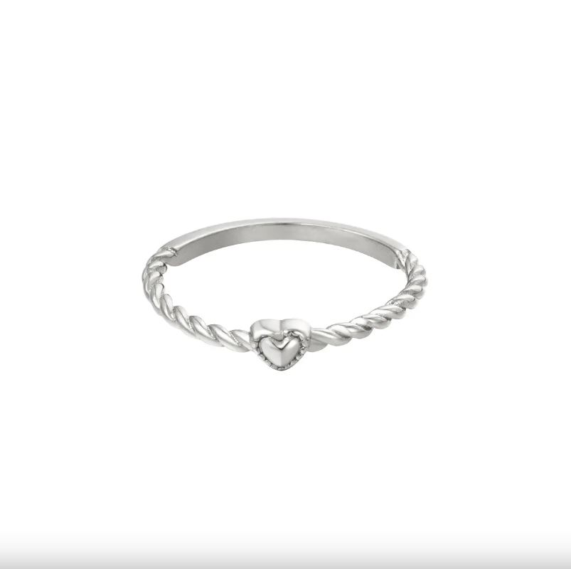 Anel de prata com padrão torcido e coração ao centro