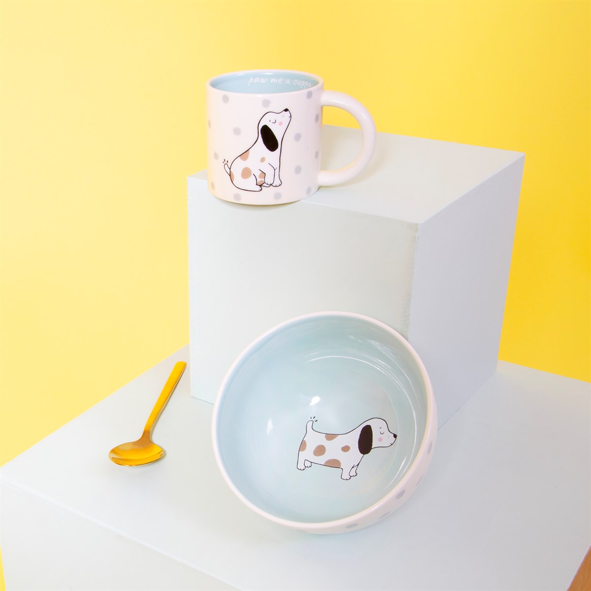 Conjunto de caneca e prato fundo com ilustração de cão em fundo amarelo