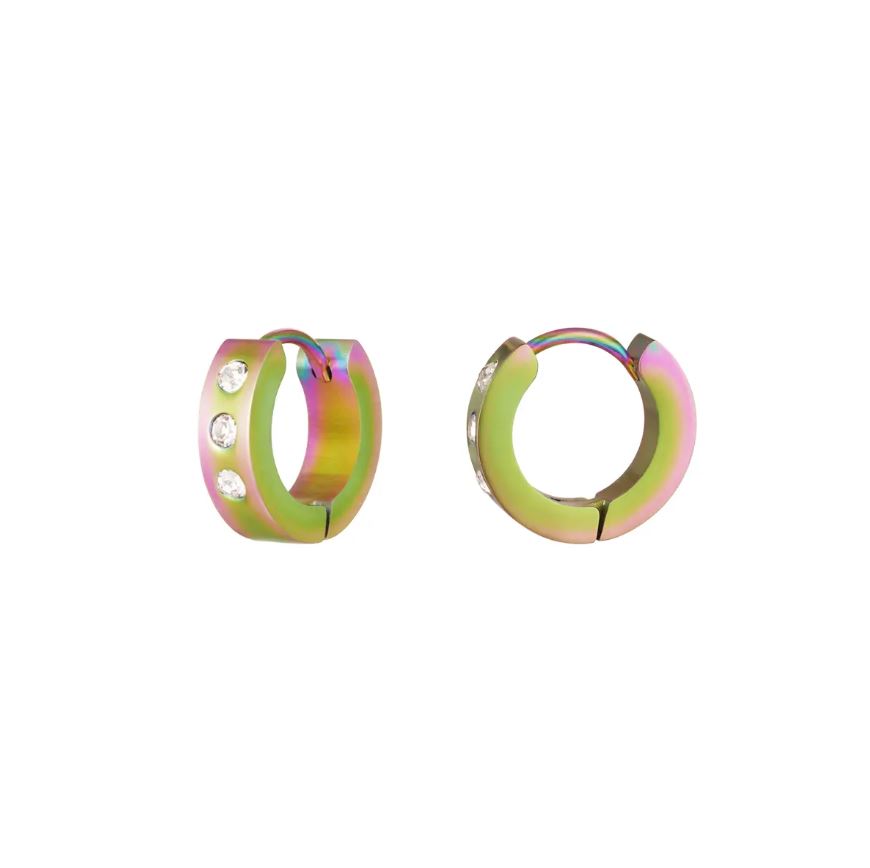Par de brincos em argola pequenos iridescentes com pedras transparentes