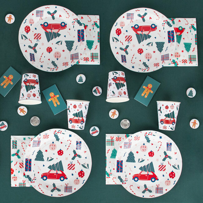 Conjunto de loiça de festa temática de Natal com carros vermelhos e árvores sobre fundo branco