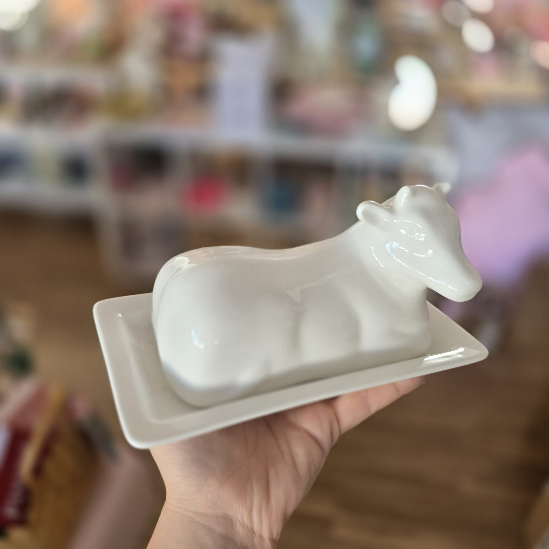Queijeira cerâmica branca em forma de vaca