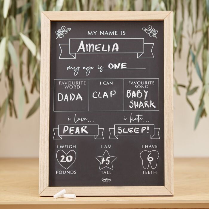 quadro de ardósia com texto em inglês sobre dados de bebé nome Amelia