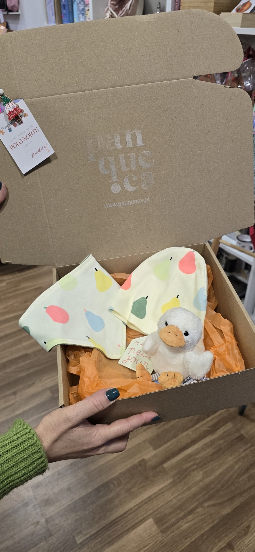 Caixa de cartão com roupa e peluche para bebé