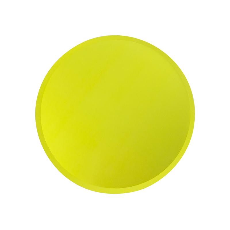 Disco voador amarelo neón circular sobre fundo branco