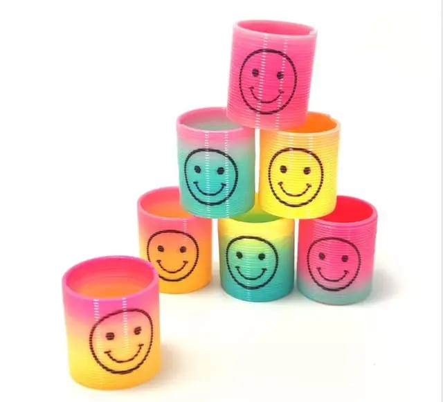 Sete molas coloridas com rostos sorridentes empilhadas