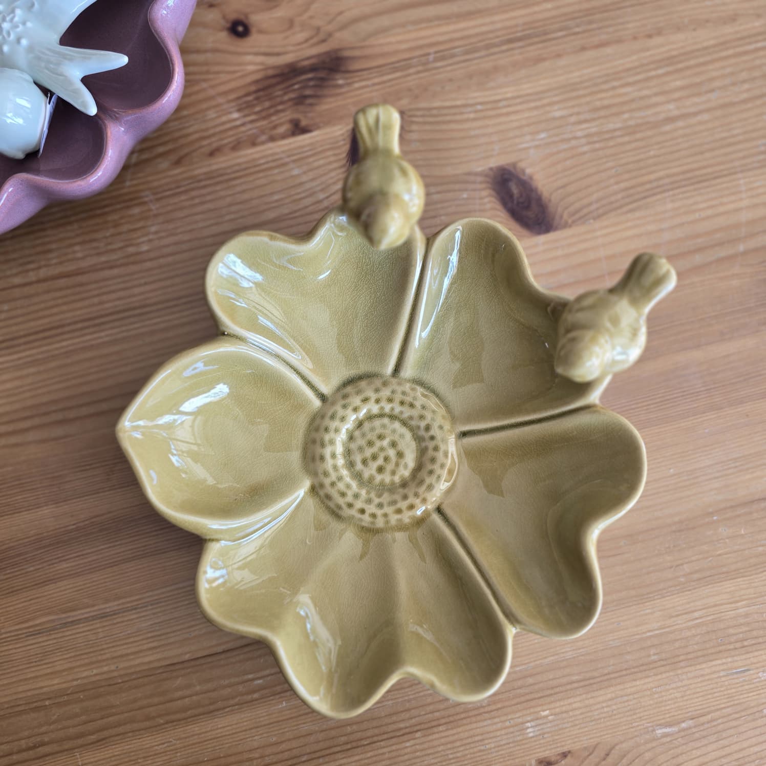 Prato decorativo em cerâmica amarelo em forma de flor com pássaros na borda