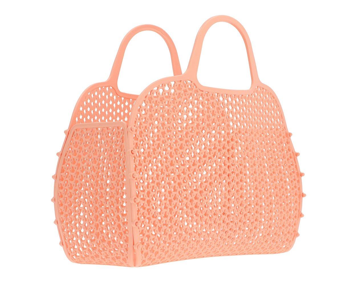 Bolsa rosa coral de malha vazada em material plástico