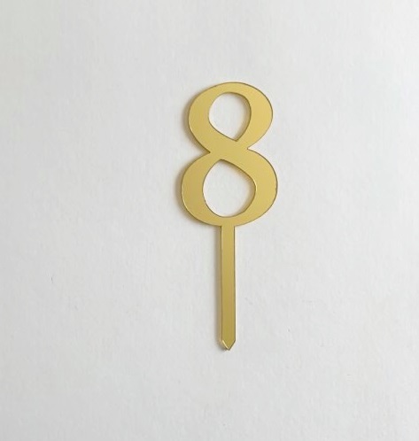 Número 8 dourado em fundo branco