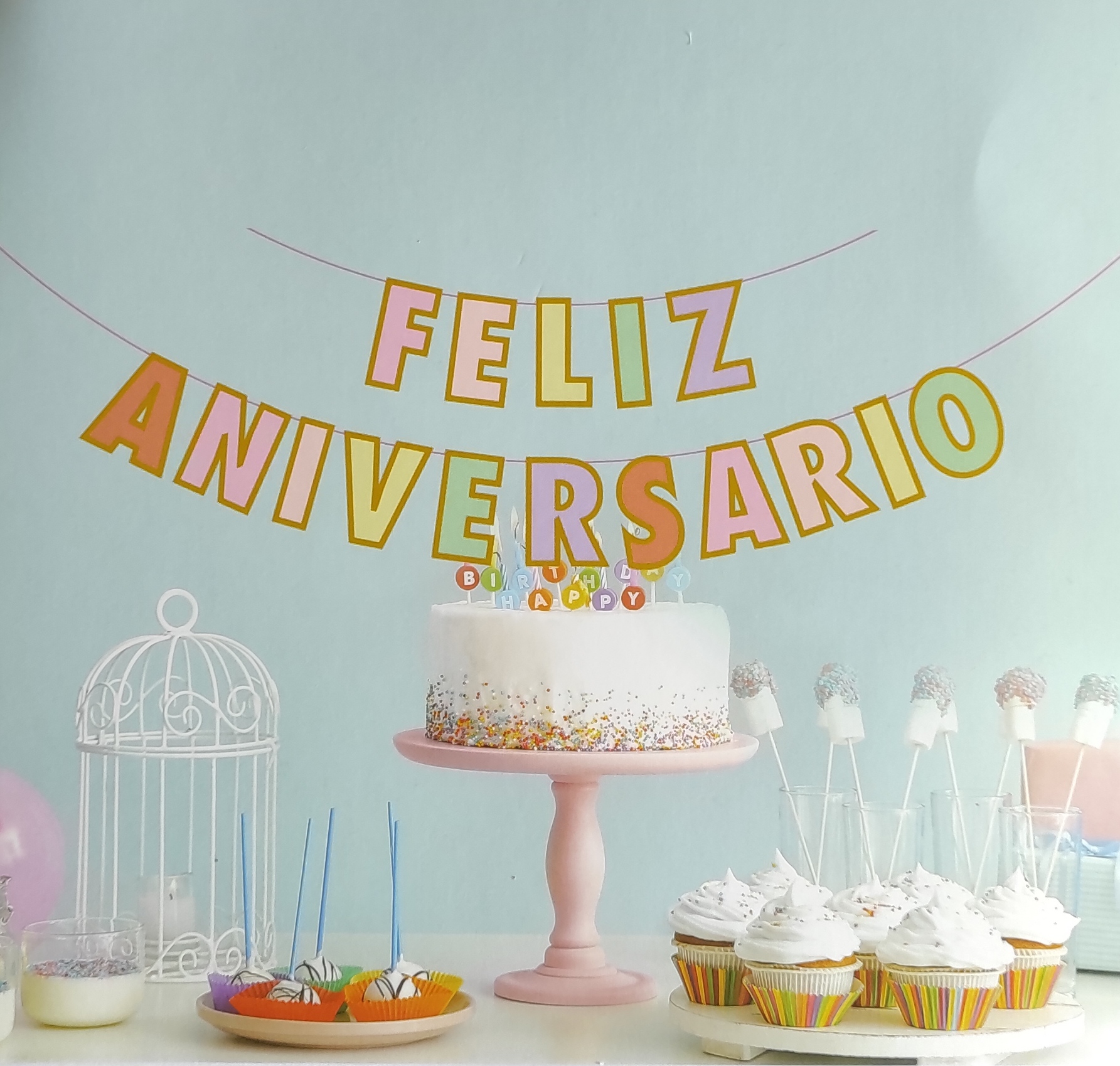 Festa de aniversário com bolo, cupcakes, cake pops e faixa decorativa FELIZ ANIVERSARIO