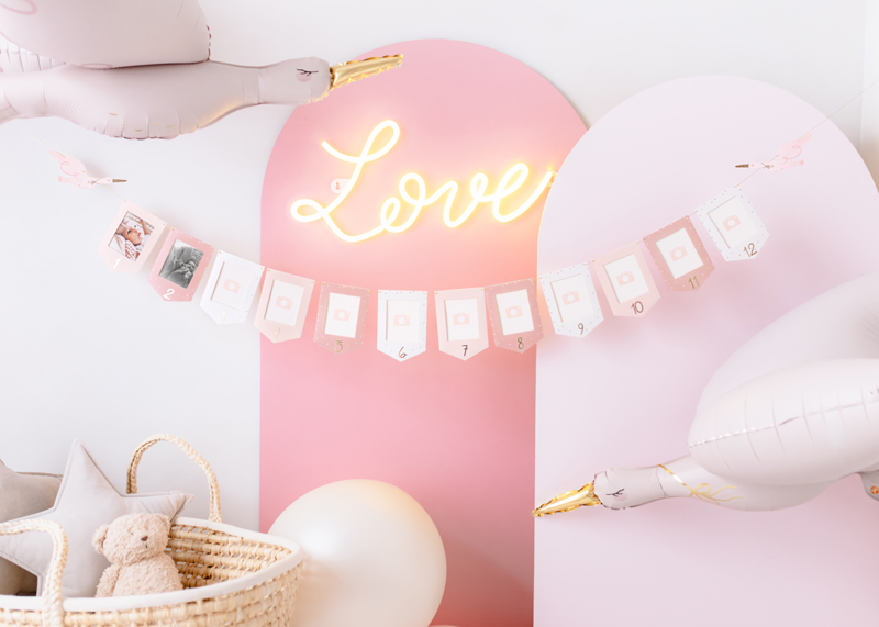 Decoração rosa para quarto infantil com letreiro LOVE, balões de flamingo e brinquedos