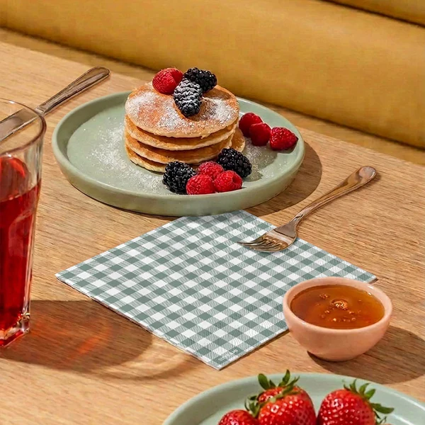 Panquecas com frutos vermelhos e mel numa mesa de madeira