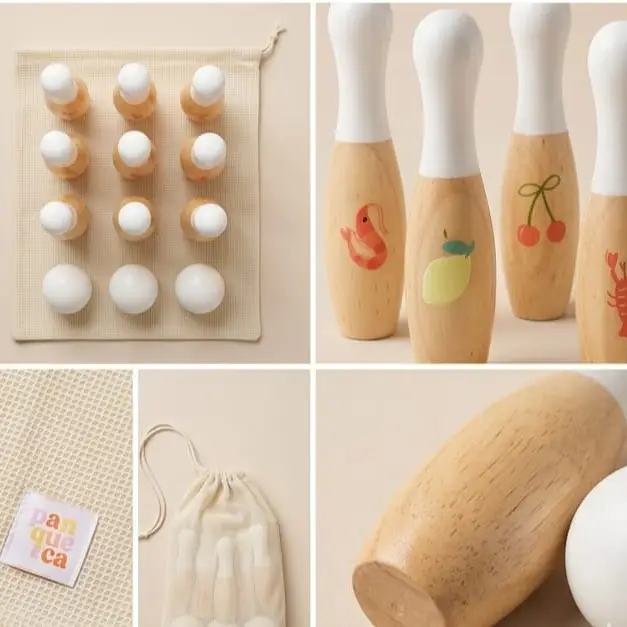 Conjunto de boliche infantil de madeira com desenhos coloridos e acessórios colocados em fundo neutro
