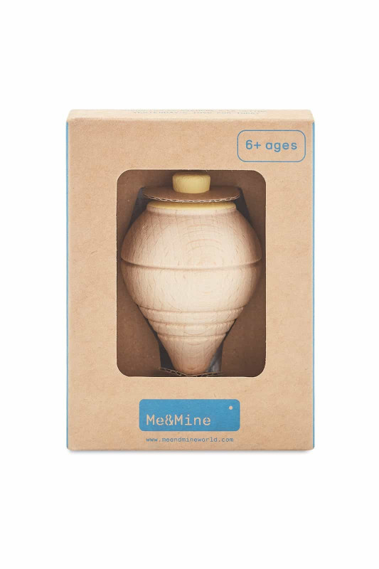 Embalagem de papel castanho com pião de madeira claro visível e textos preservados.