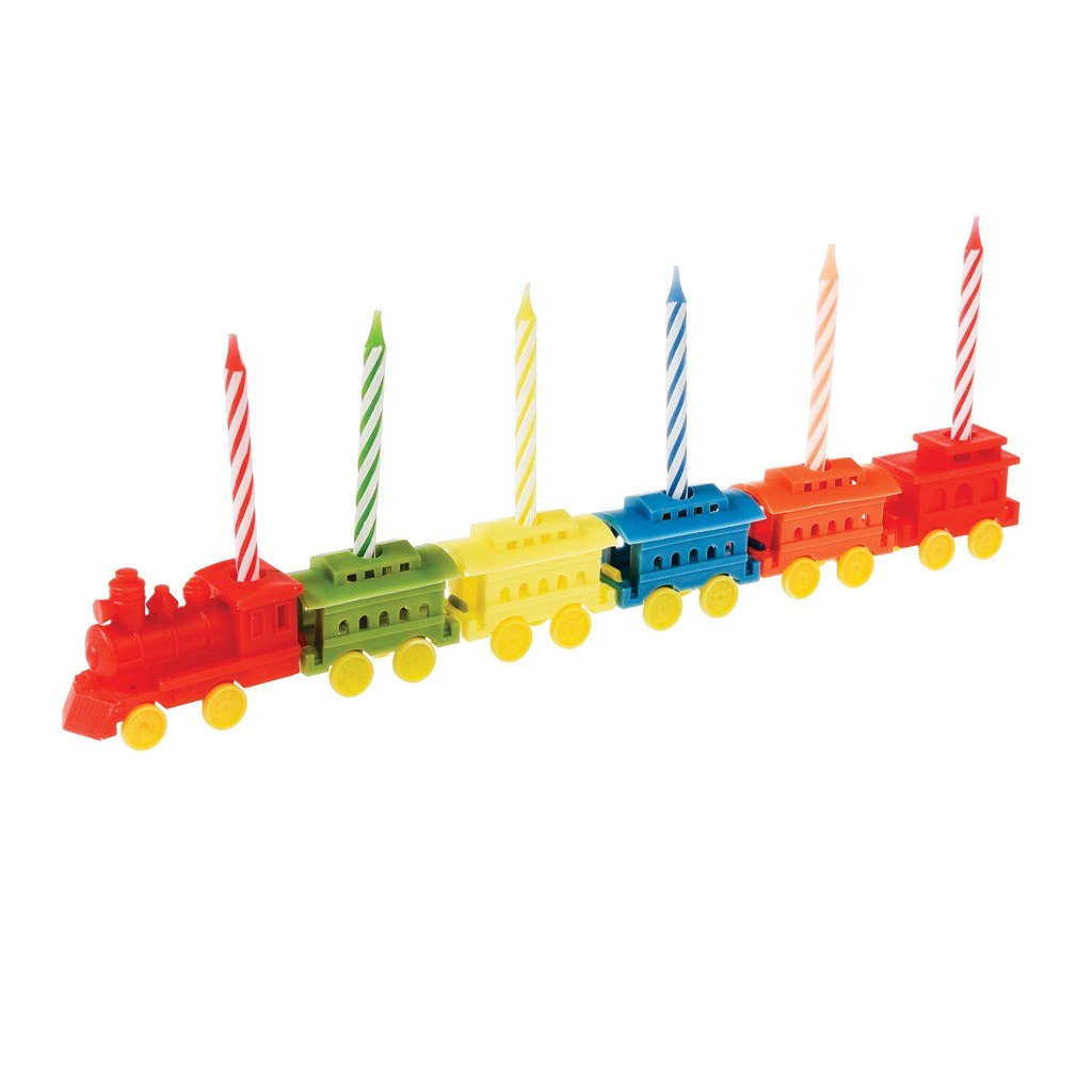 Trem de brinquedo colorido com velas de aniversário listradas no topo
