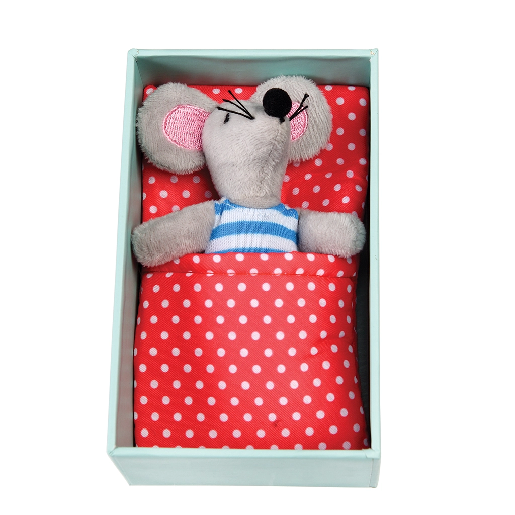 Brinquedo peluche rato em cama com lençóis vermelhos e bolinhas brancas