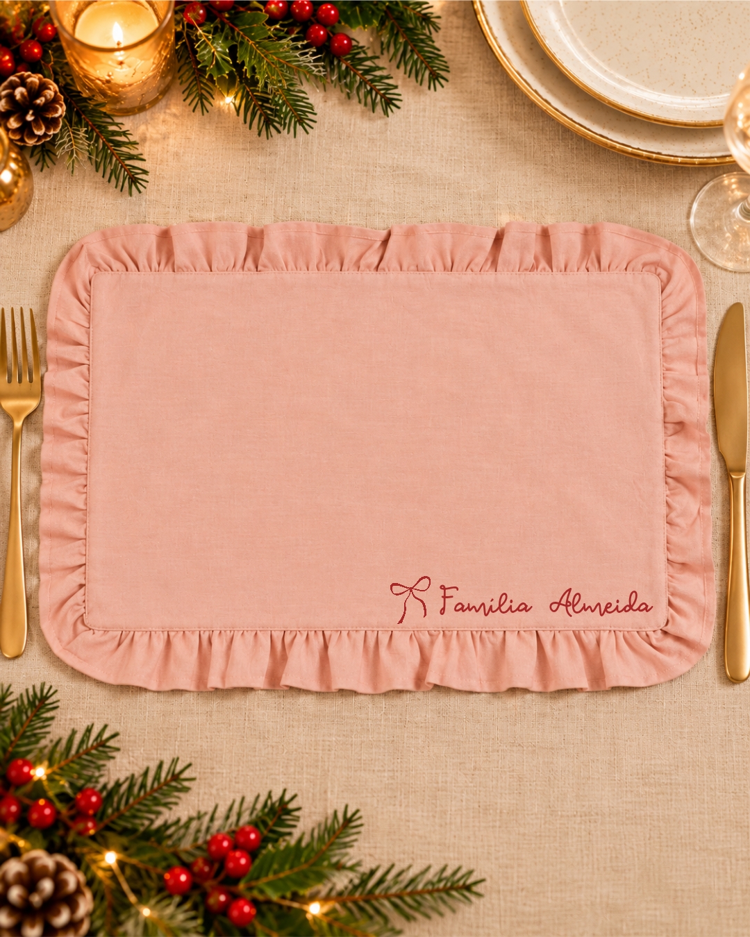 Individual de mesa rosa com bordado Familia Almeida e decoração natalícia
