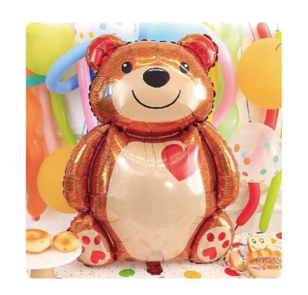 Balão em forma de urso castanho e bege com coração vermelho em cenário festivo