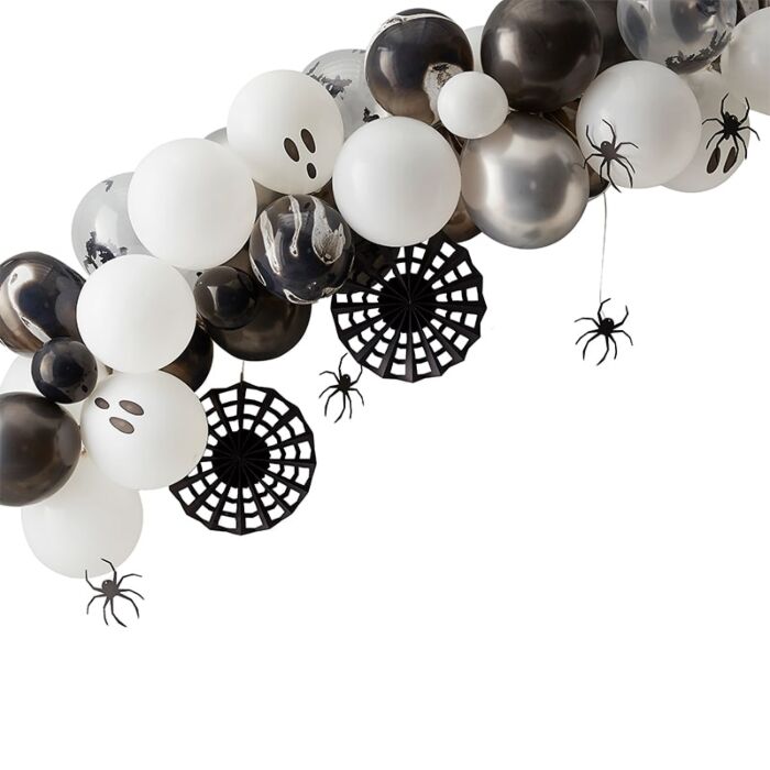 Arco decorativo de balões preto, branco e cinza com aranhas e teias