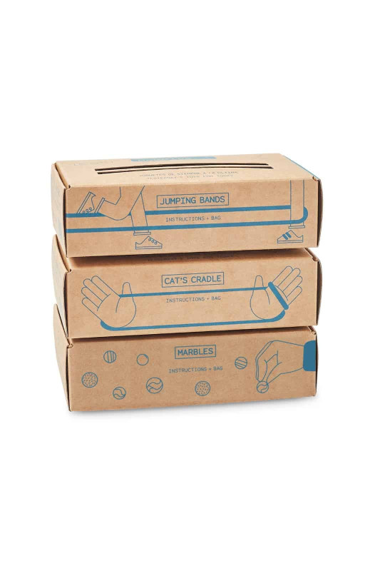 Três caixas de brinquedos de cartão empilhadas com texto e desenhos azuis.