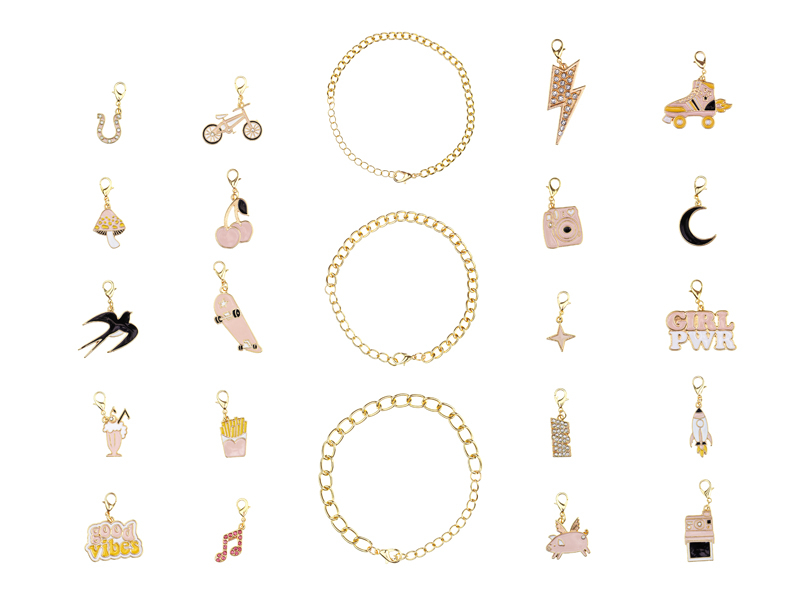 Pulseiras douradas e pendentes coloridos variados com símbolos e textos