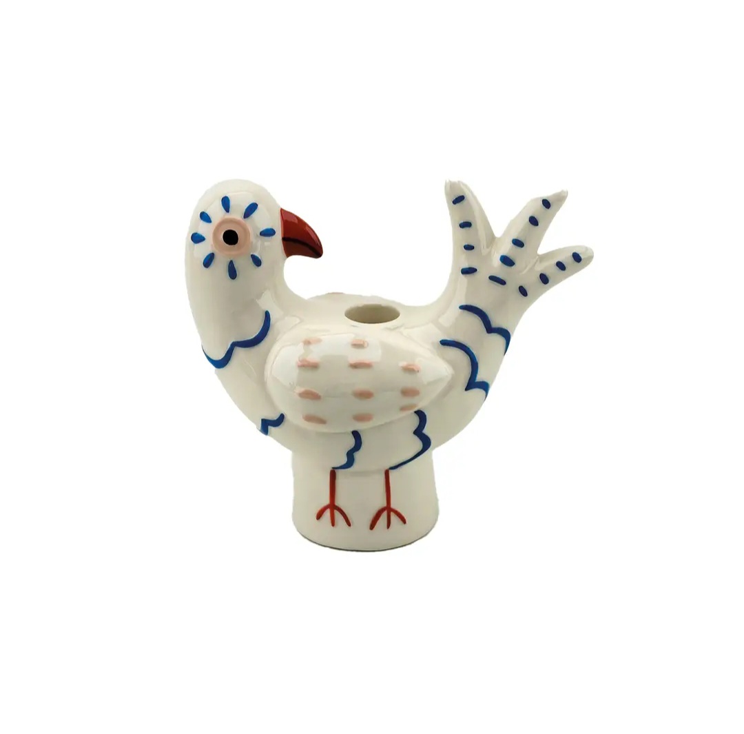 Vaso cerâmico branco em forma de pássaro com detalhes coloridos