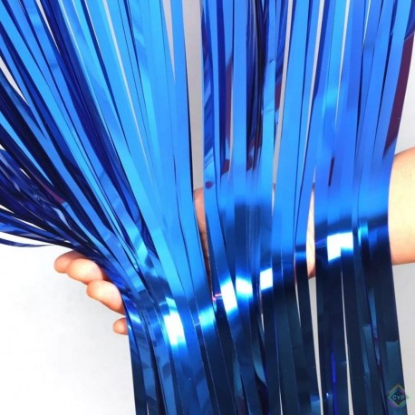 Fitas metálicas azuis brilhantes sendo seguradas por mãos sobre fundo branco
