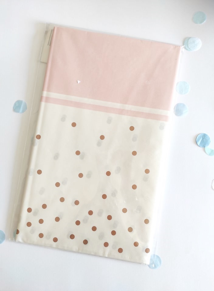 Capa ou saco de tecido com padrão de bolinhas castanhas e topo róseo