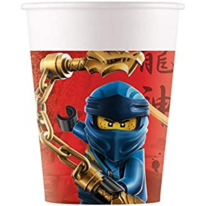Copo plástico com personagem ninja azul e corrente dourada em fundo vermelho