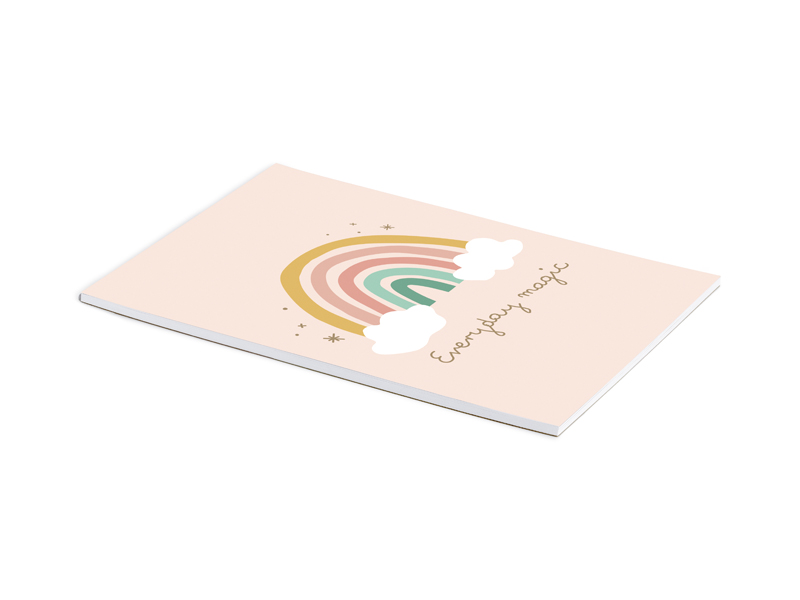 Caderno com desenho de arco-íris e texto Everyday magic