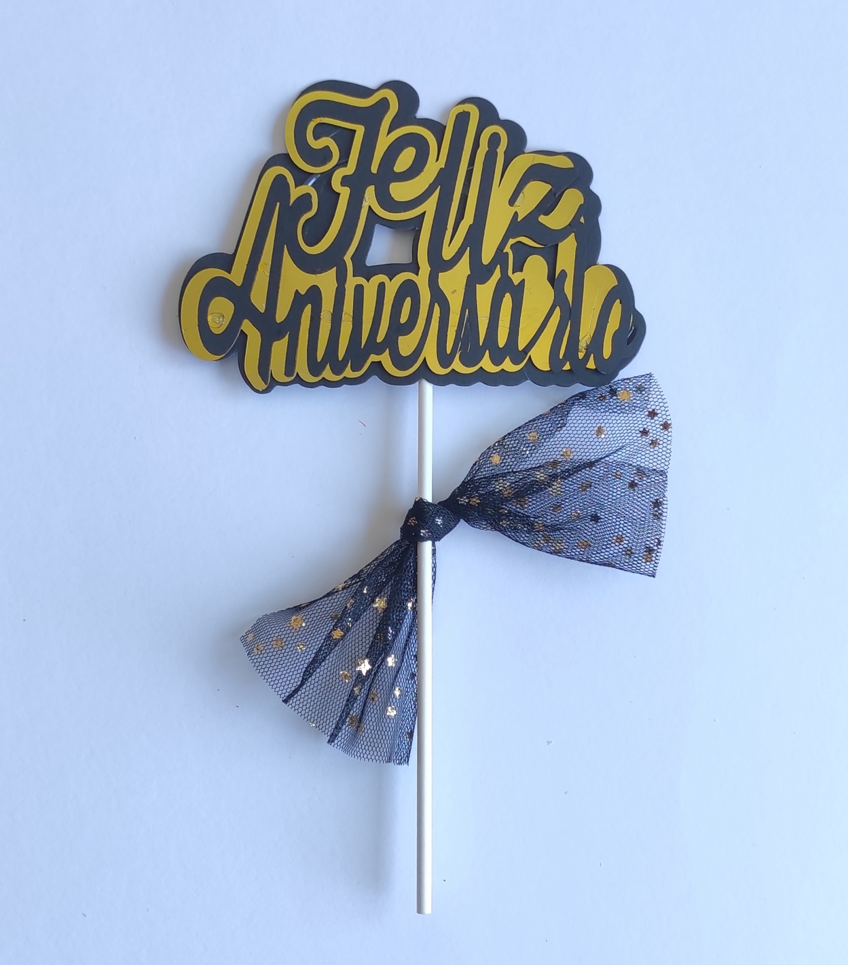 Topper de bolo com texto Feliz Aniversário e laço azul com estrelas