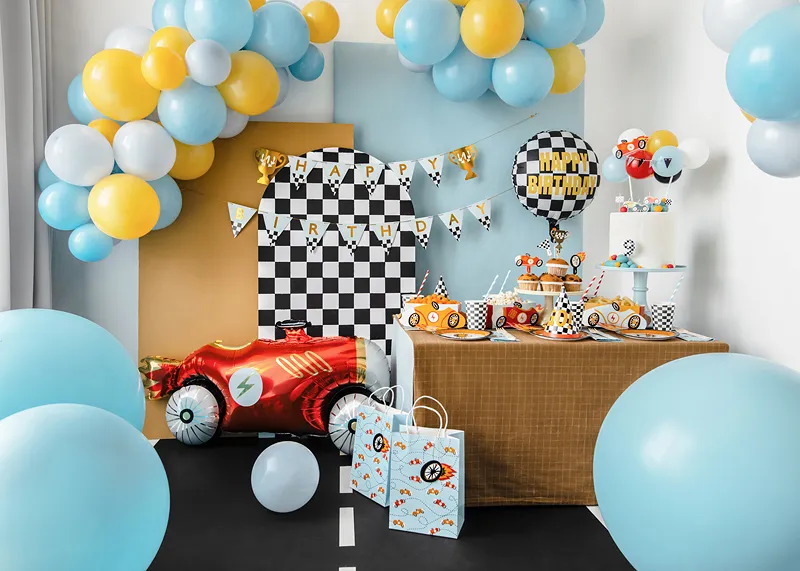 Decoração de festa infantil com balões coloridos e tema de corridas de carros