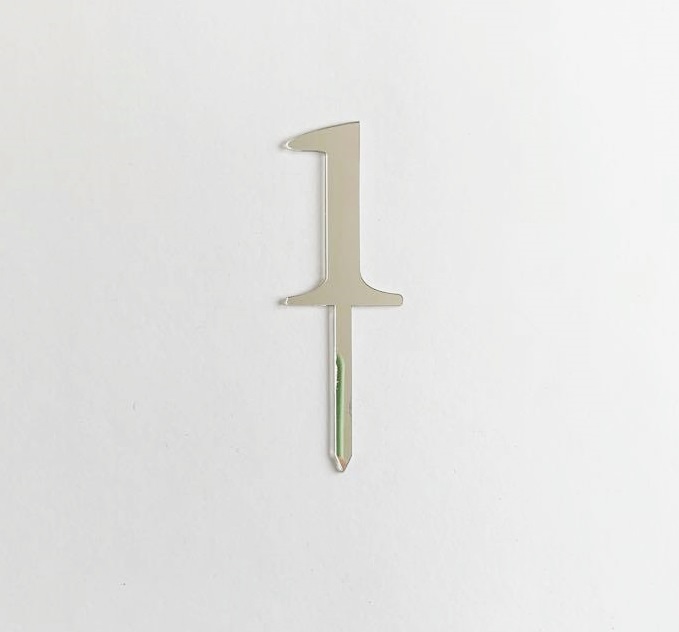 Figura número 1 em metal prateado com pino para inserir