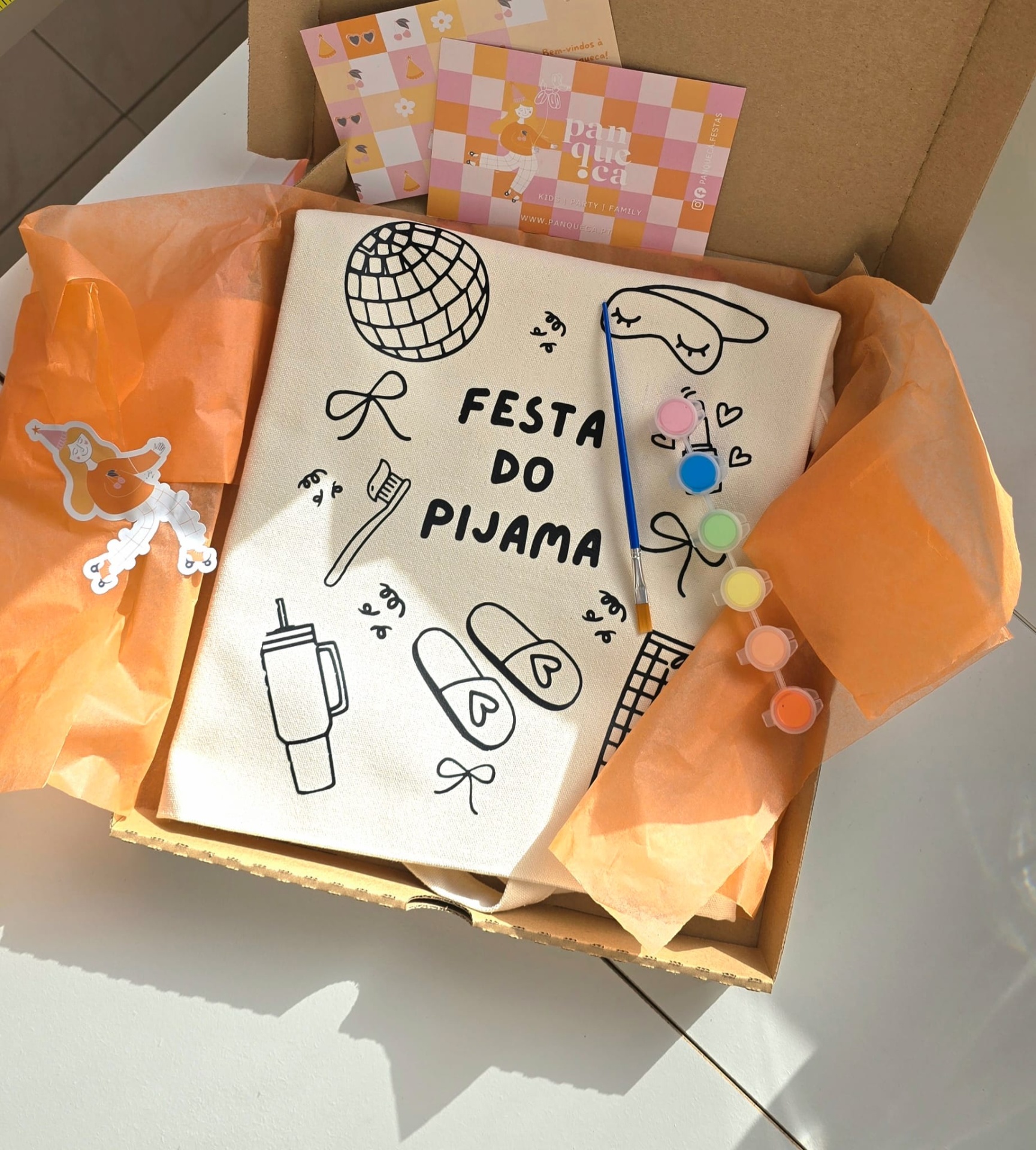 Kit Festa do Pijama com saco de tecido, pincel, tintas e cartões em caixa de cartão