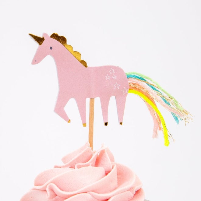 Topper para bolo unicórnio rosa com cauda colorida em bolo com cobertura rosa