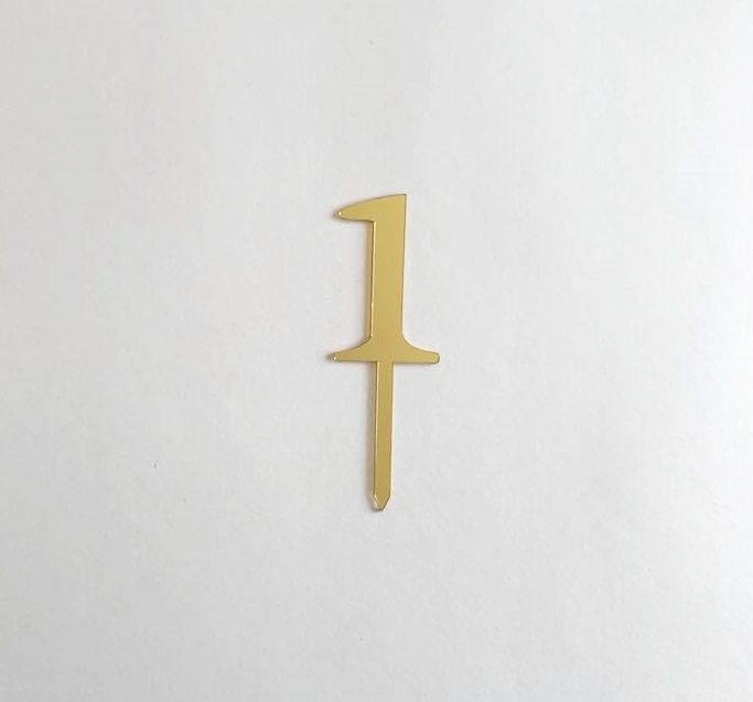 Número 1 em metal dourado sobre fundo branco