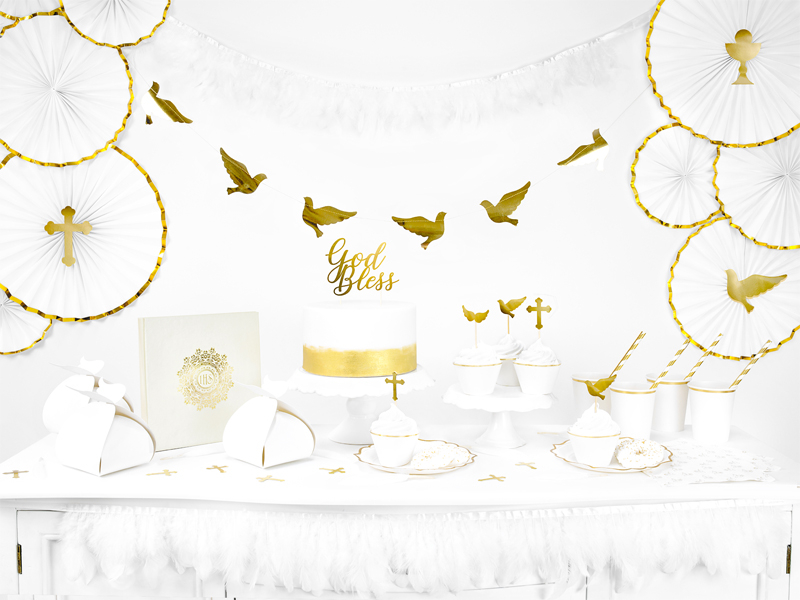 Mesa decorada para festa com bolo, cupcakes, caixas e decoração pendurada em branco e dourado