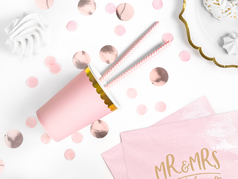 Copo rosa com palhinhas e confetes cor-de-rosa e dourados para festa