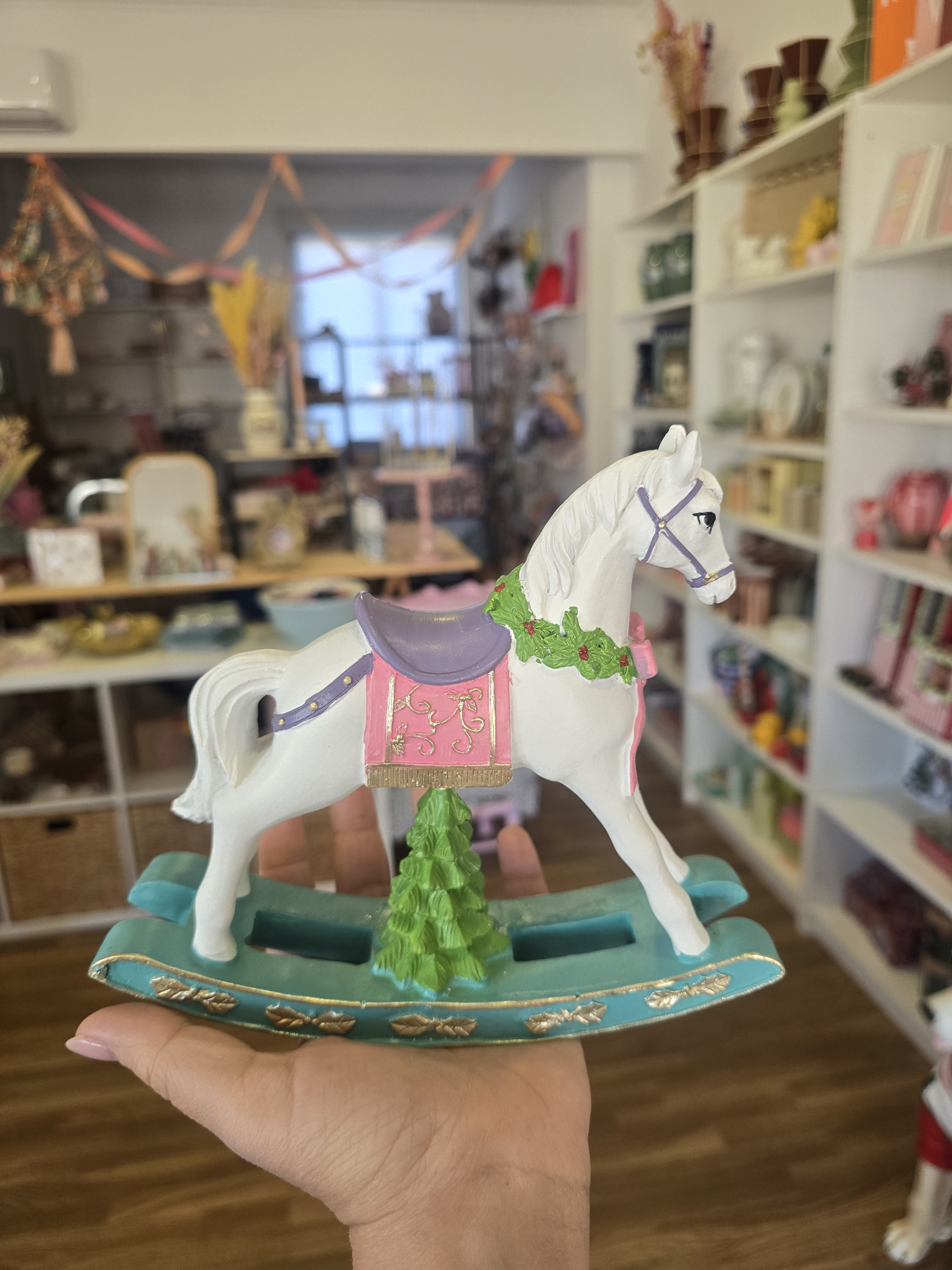 Boneca de cavalo de baloiço decorativo colorido
