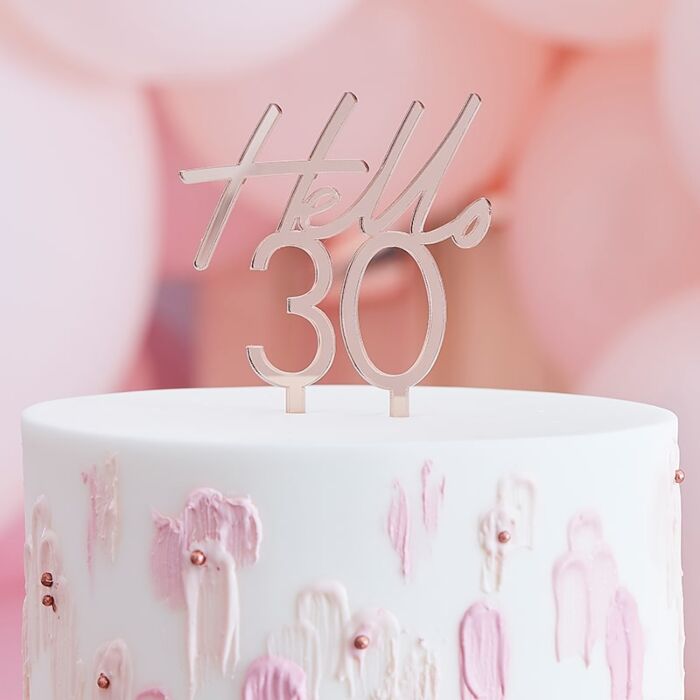 Bolo branco decorado com pinceladas rosas e topo em acrílico dourado com texto 'Hello 30'