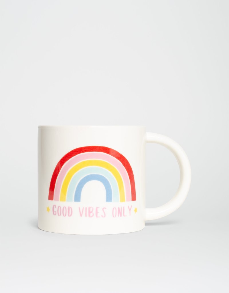 Caneca branca decorada com arco-íris e texto