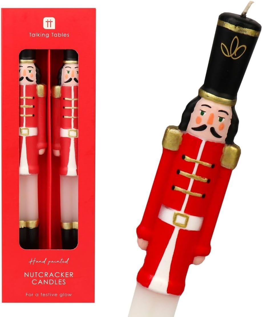 Velas decorativas em forma de soldado de natal embaladas em caixa vermelha com texto.
