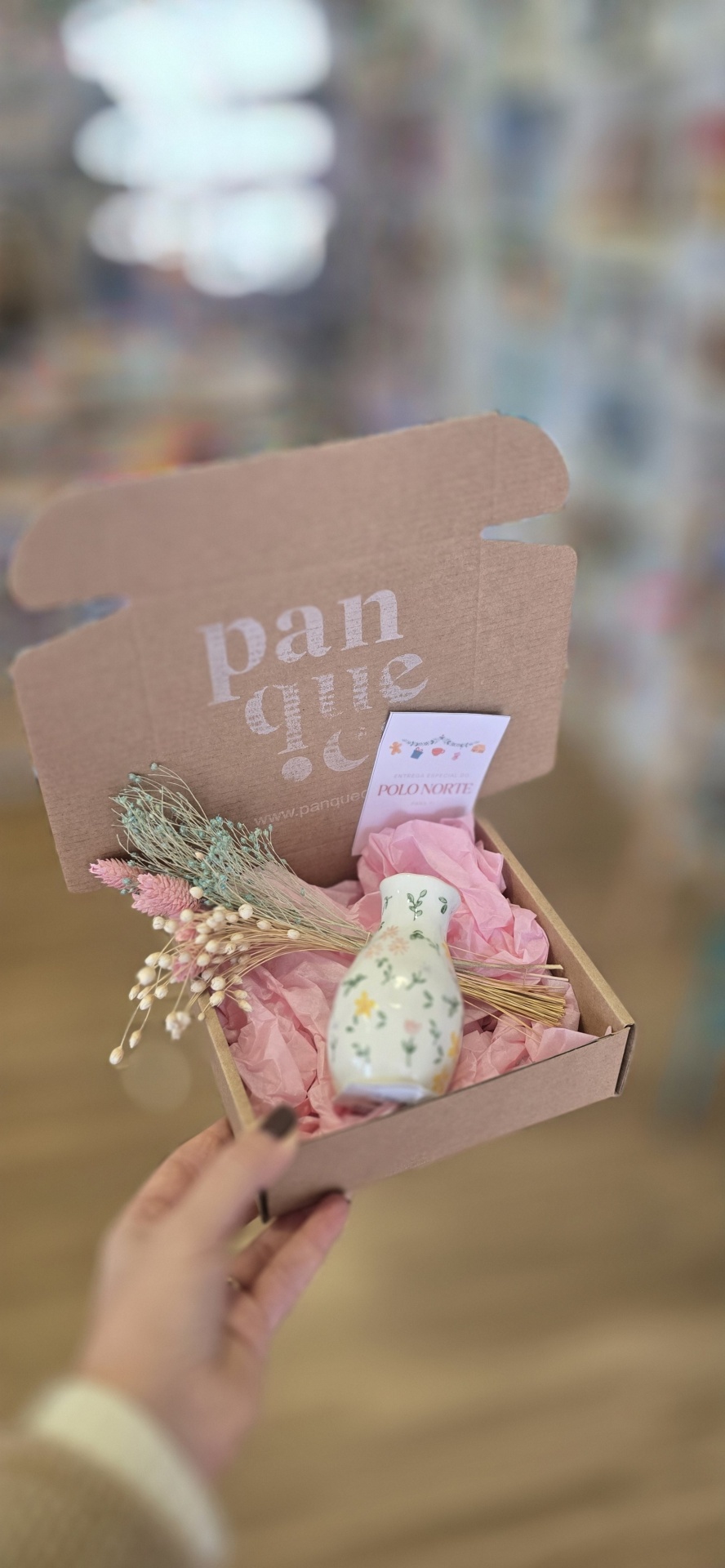 Caixa com mini vaso de cerâmica decorado, flores secas e cartão