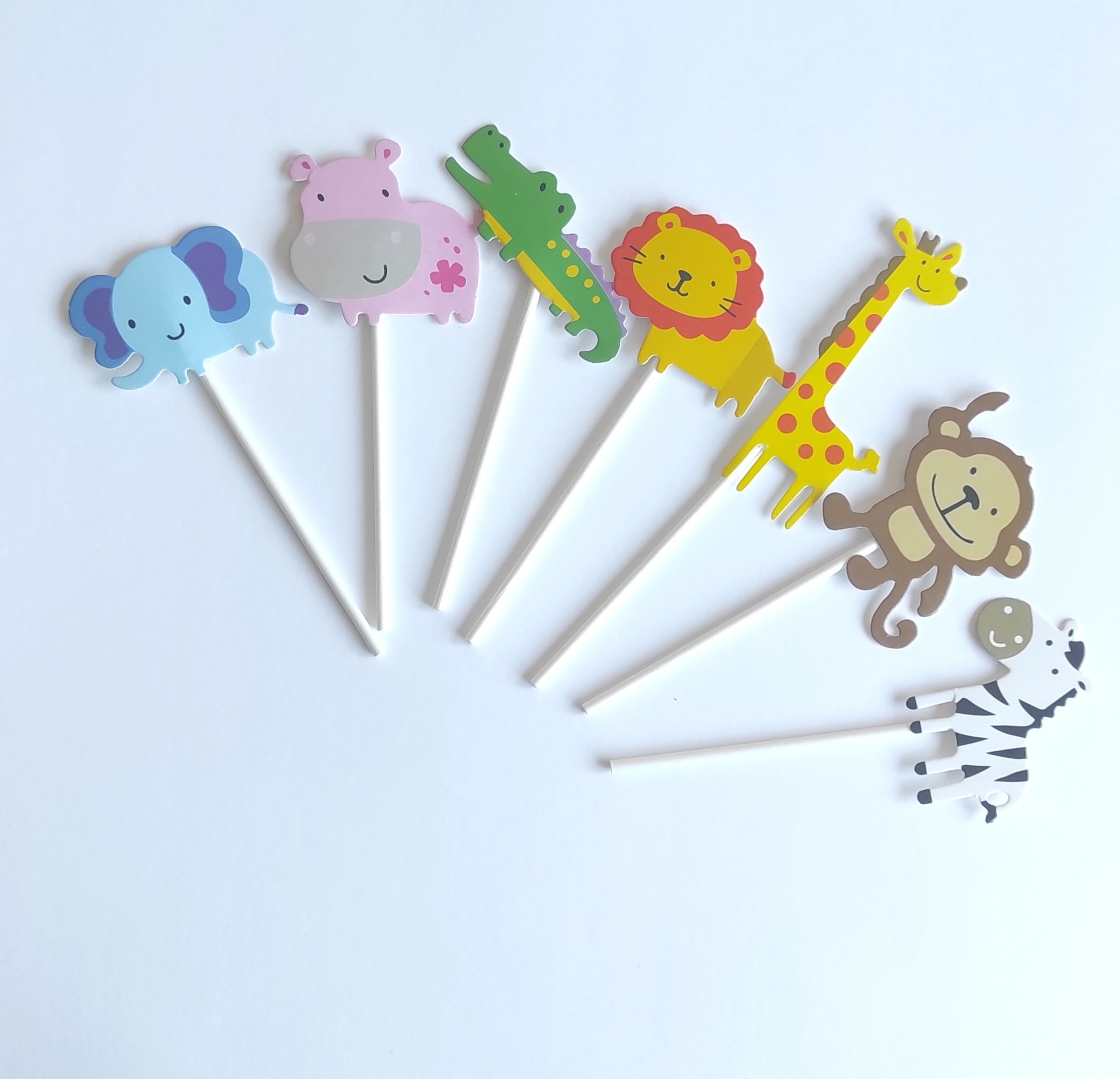 Palitos decorativos para bolos com figuras de animais em papel/cartão colorido sobre fundo branco