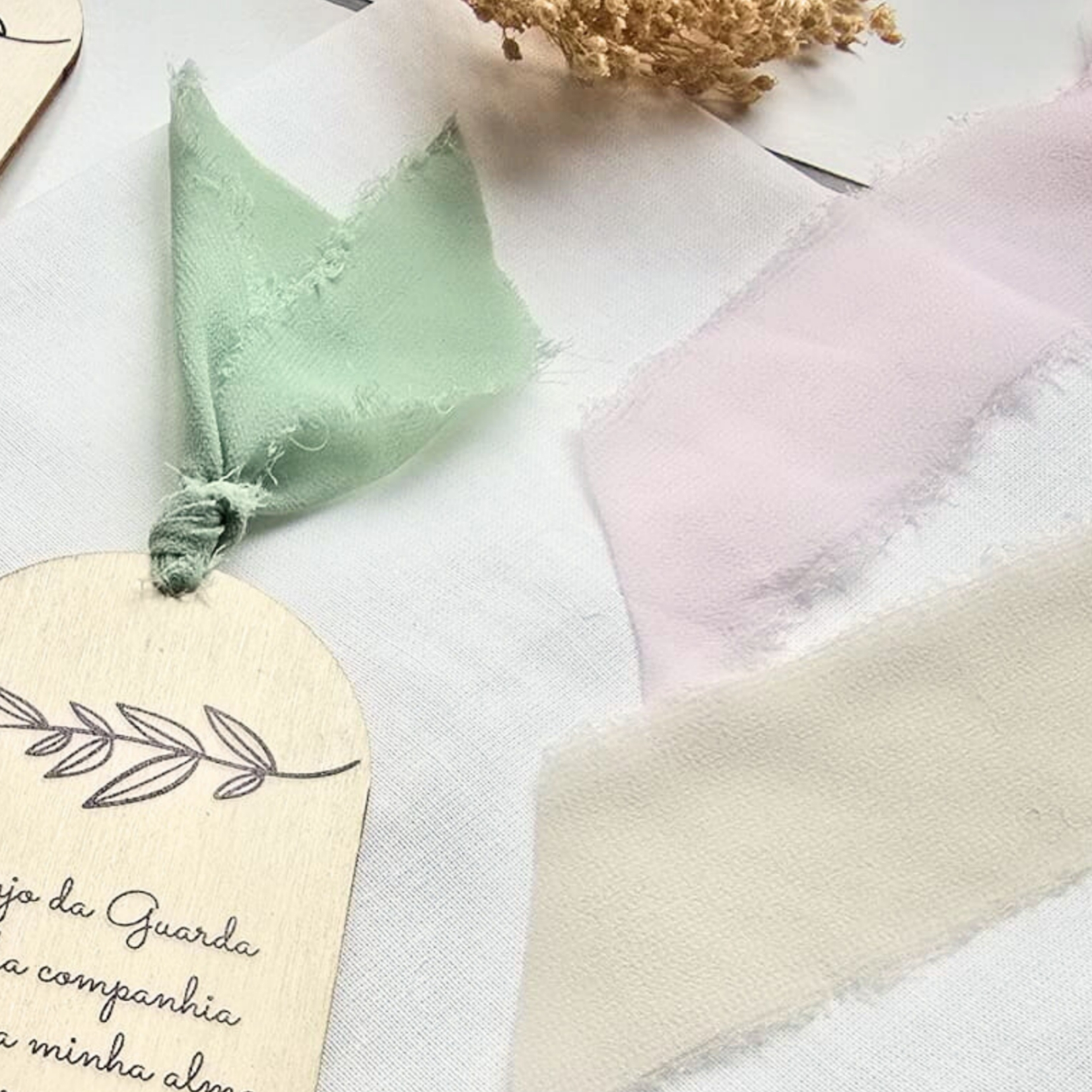 Três fitas de tecido coloridas com etiqueta de madeira e texto