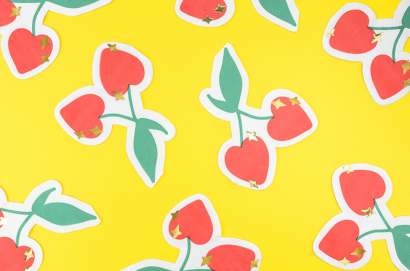 Papel de embrulho amarelo com padrão de morangos vermelhos e folhas verdes