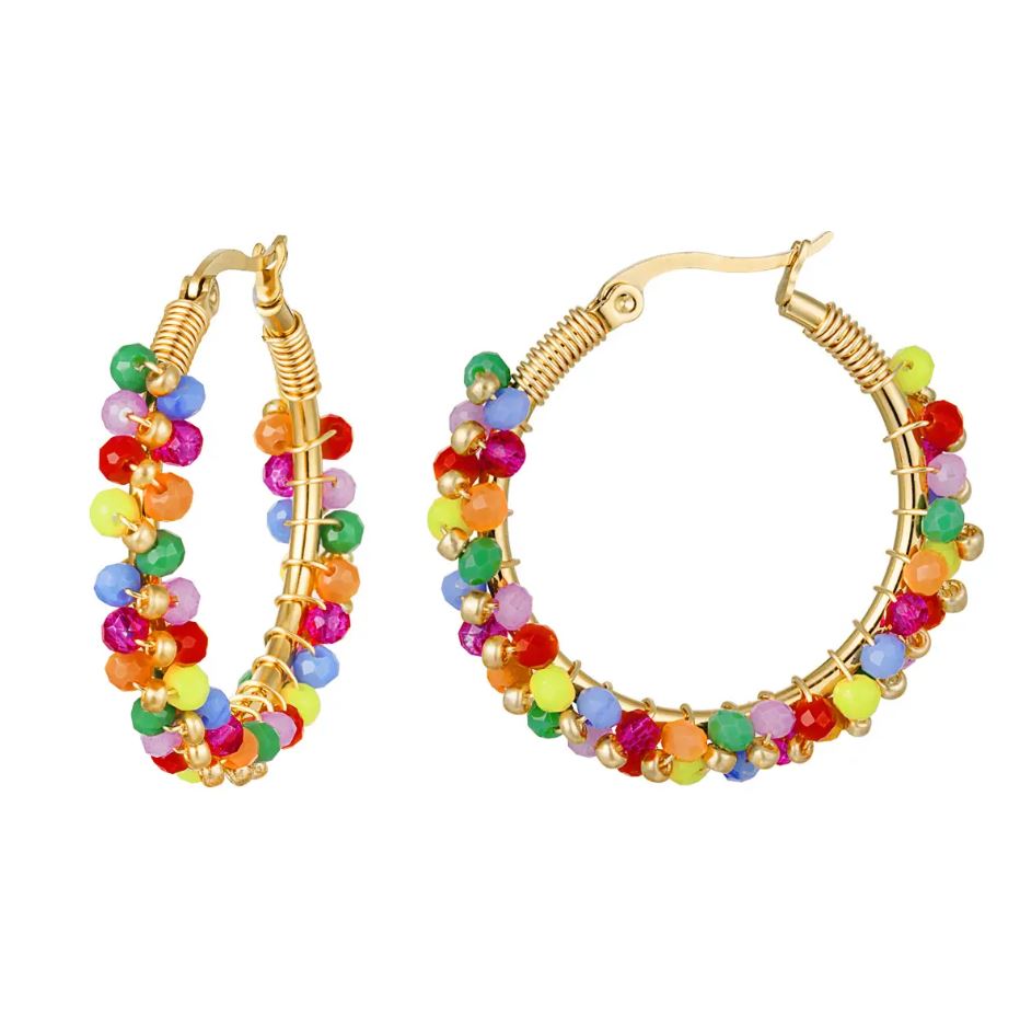 Brincos argola dourados com contas coloridas variadas
