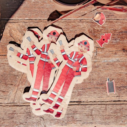 Peças de madeira representando bombeiros sobre superfície de madeira rústica.