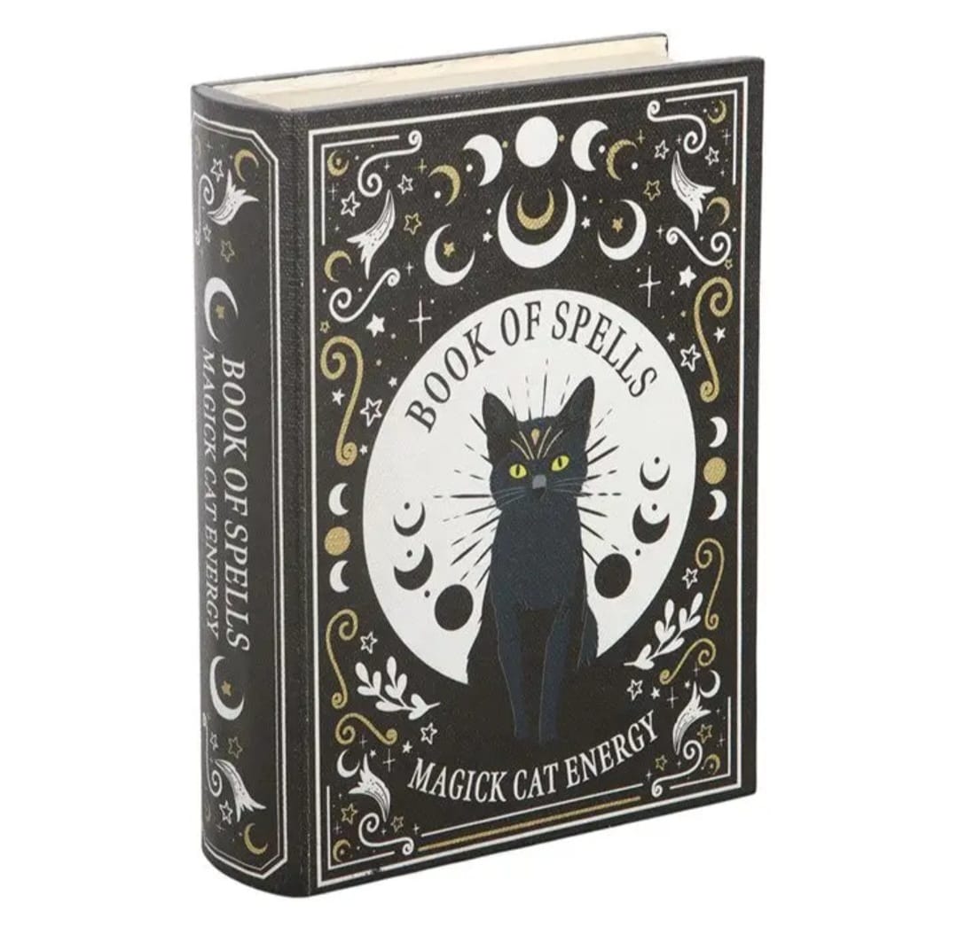 Livro preto decorado com gato preto e símbolos místicos