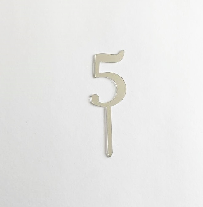 Número 5 prateado em material metalizado sobre fundo branco