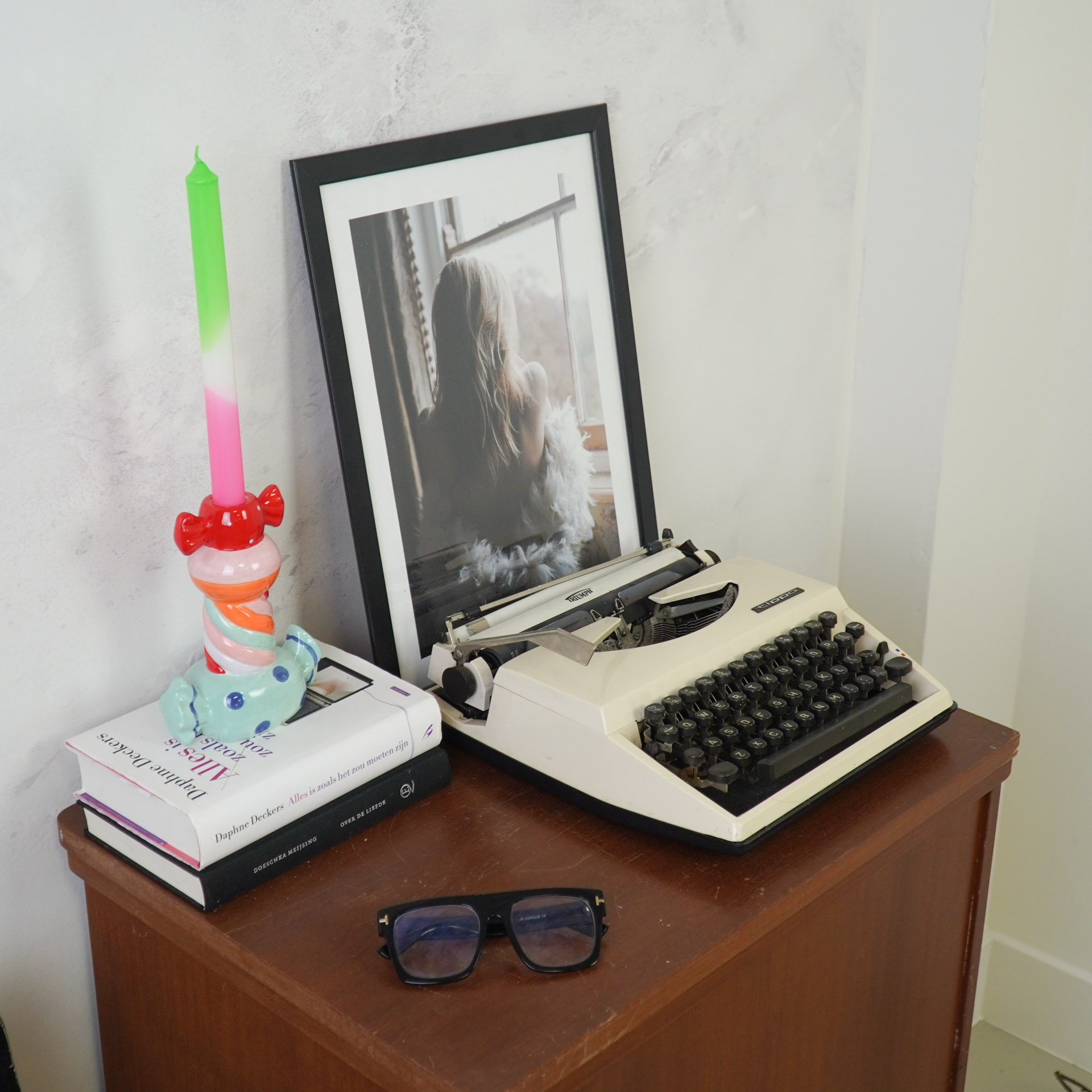 Secretária de madeira com máquina de escrever e decoração